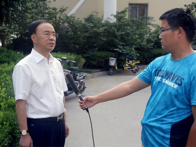 山東天意機(jī)械董事長劉洪彬作為基層共產(chǎn)黨員，今天接受了當(dāng)?shù)赜浾叩牟稍L
