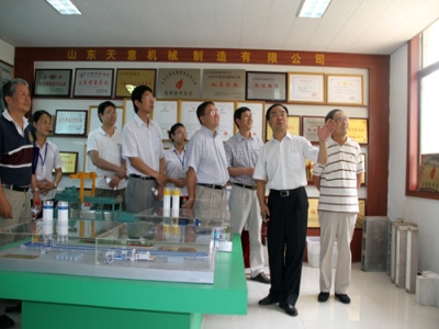 2012.7.28日山東天意兩項(xiàng)科技成果鑒定順利通過，北京領(lǐng)導(dǎo)專家，到我公司參觀指導(dǎo)