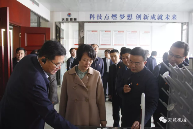 濟(jì)寧市委常委、組織部部長(zhǎng)孔凡萍帶領(lǐng)全市“兩新”組織黨建工作現(xiàn)場(chǎng)觀摩團(tuán)蒞臨天意機(jī)械調(diào)研指導(dǎo)